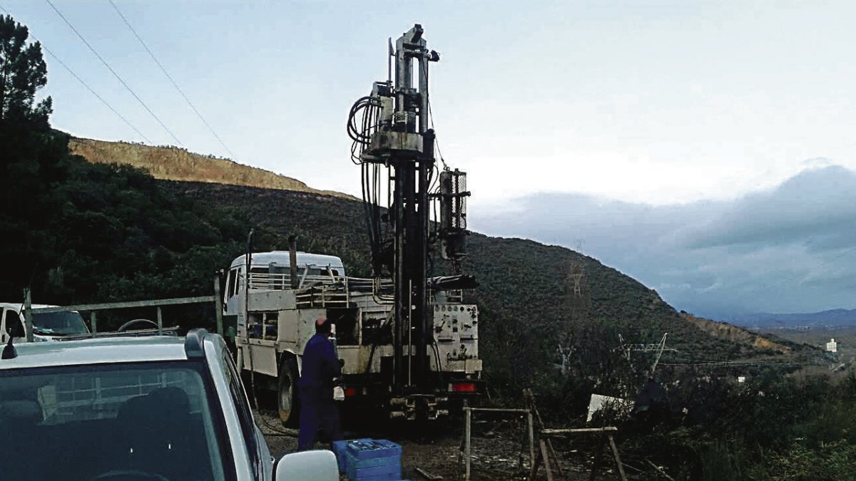 Maquinaria de sondeo para el proyecto de las obras de la A-76 en la zona de Requejo en una imagen de hace años. DL