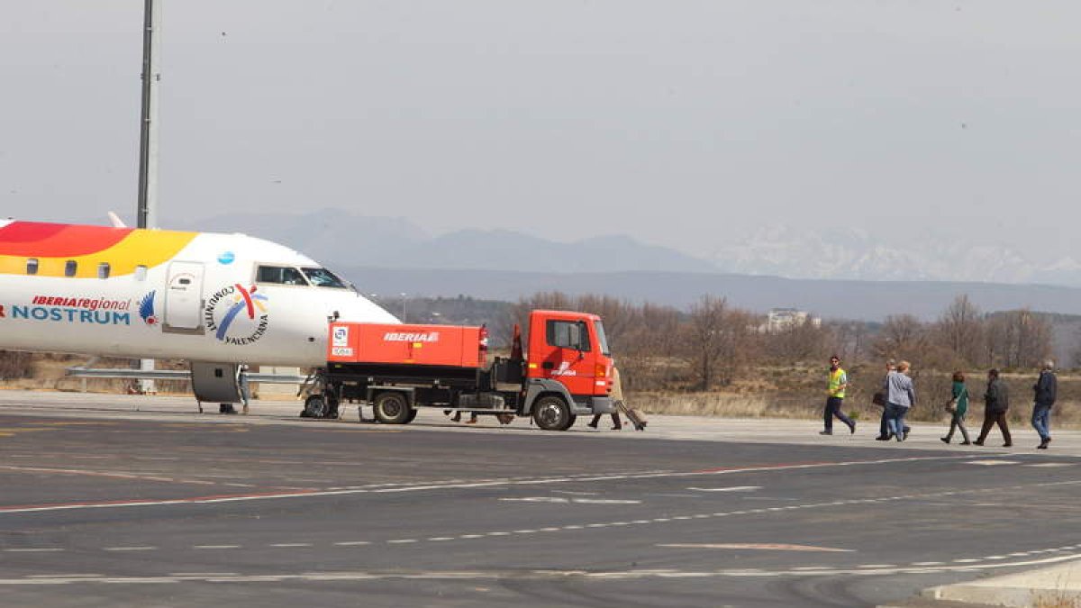 Imagen de uno de los aviones de Air Nostrum en la pista del aeropuerto de León