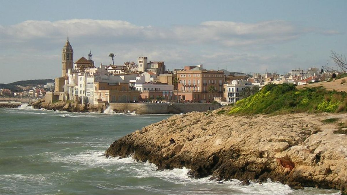 Panorámica de Sitges desde Cala Balmins.