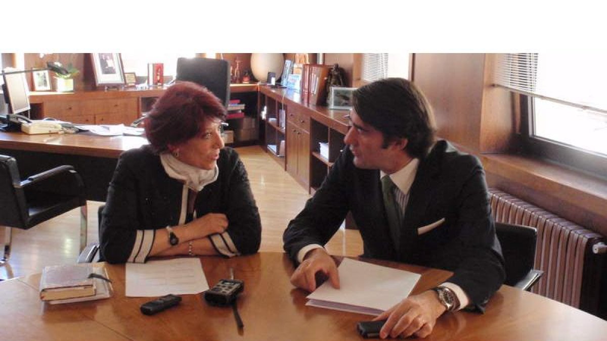 Victorina Alonso y Juan Carlos Suárez-Quiñones charlan en el despacho de la alcaldesa.