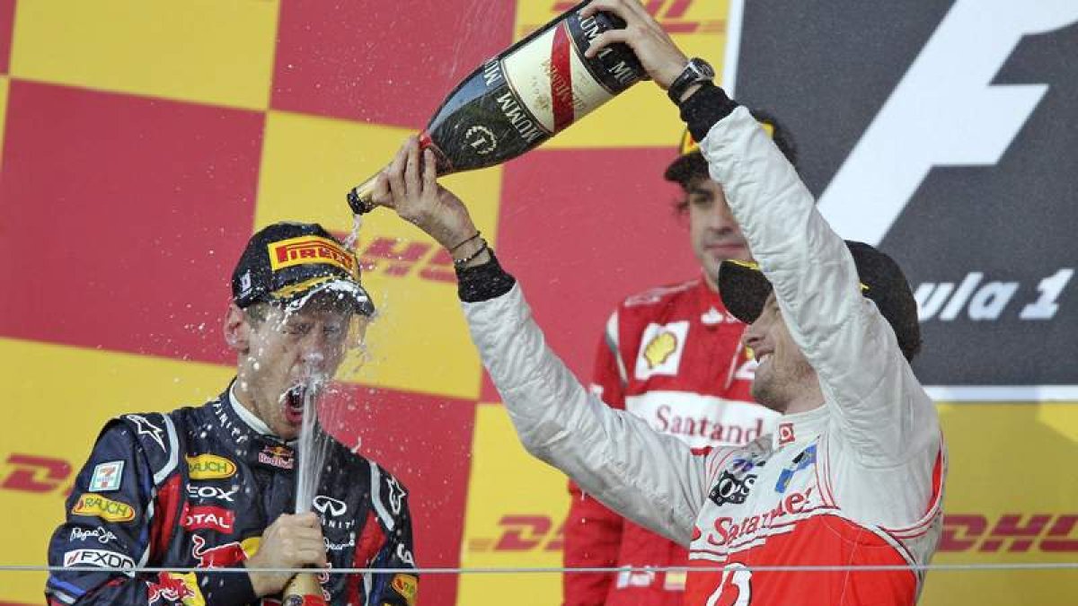 Button, primero en Suzuka, baña en champán a Vettel, que ayer entró en la historia de la Fórmula 1 al lograr su segundo campeonato del mundo.