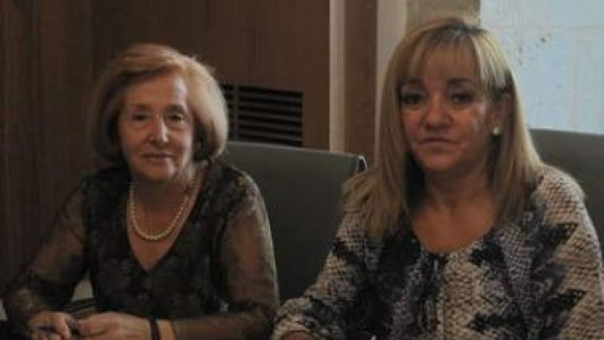 La presidenta de la Junta Vecinal de Llánaves con Carrasco.