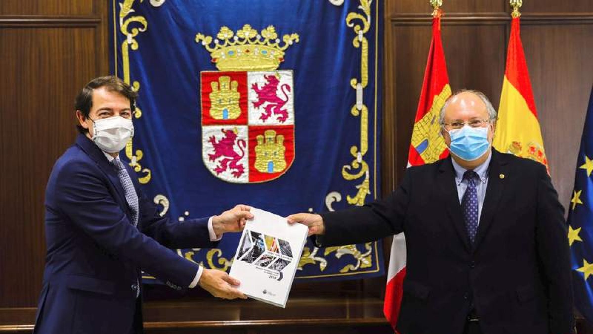 Alfonso Fernández Mañueco y Enrique Cabero con el informe anual del CES. R. GARCÍA