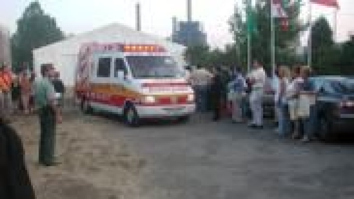 La Uvi móvil cuando salía de la plaza de La Robla hacia el hospital