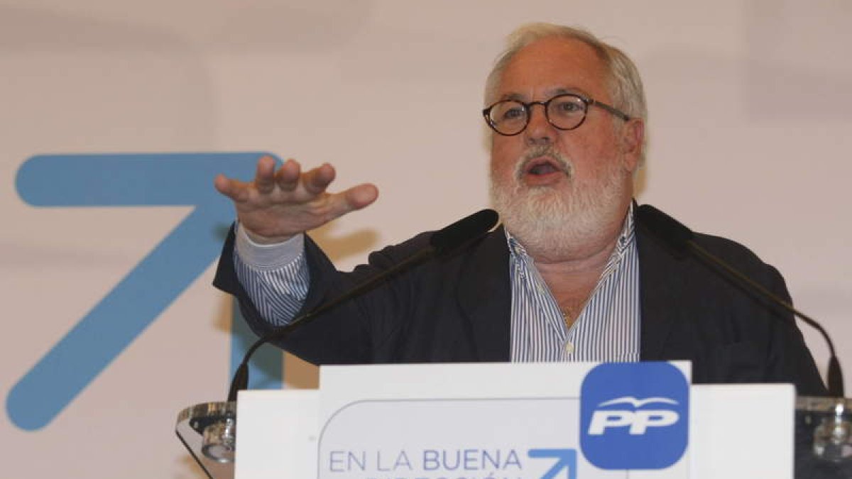 El cabeza de lista del PP, Miguel Arias Cañete, durante su intervención ayer en Torrevieja.