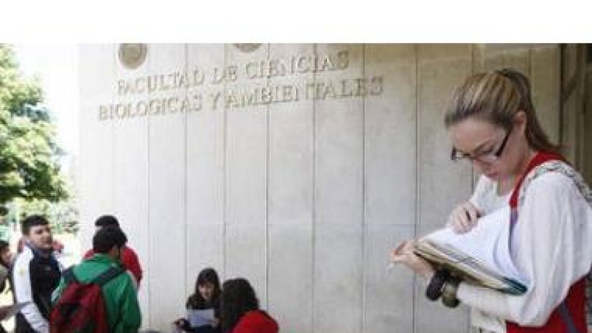 Un grupo de estudiantes de la Universidad de León, a las puertas de Biología