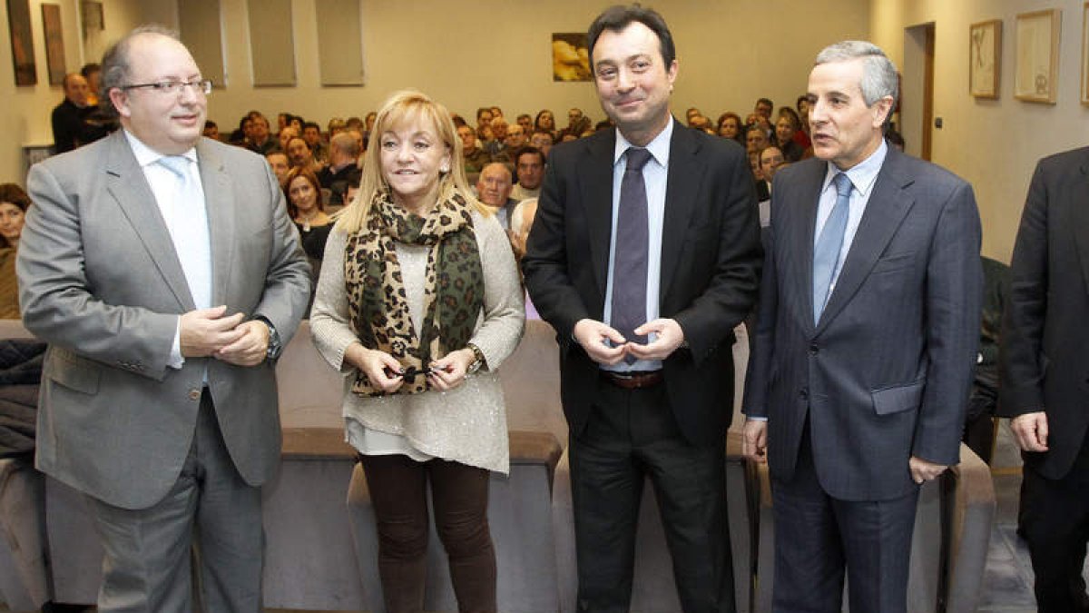 Eduardo Fernández, Isabel Carrasco, Manuel Cobo y Emilio Gutiérrez, antes del acto del PP.