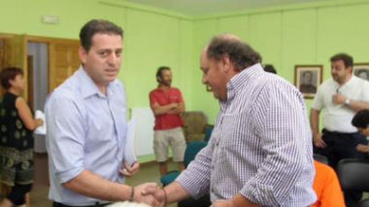 El alcalde de Cacabelos, José Manuel Sánchez saluda a Miguel Ángel Fernández, en el 2009.
