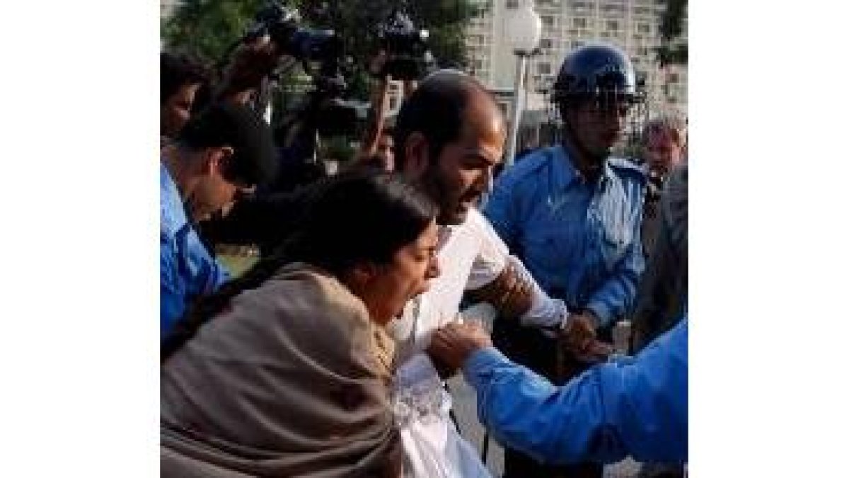 La policía detiene a un activista durante una manifestación