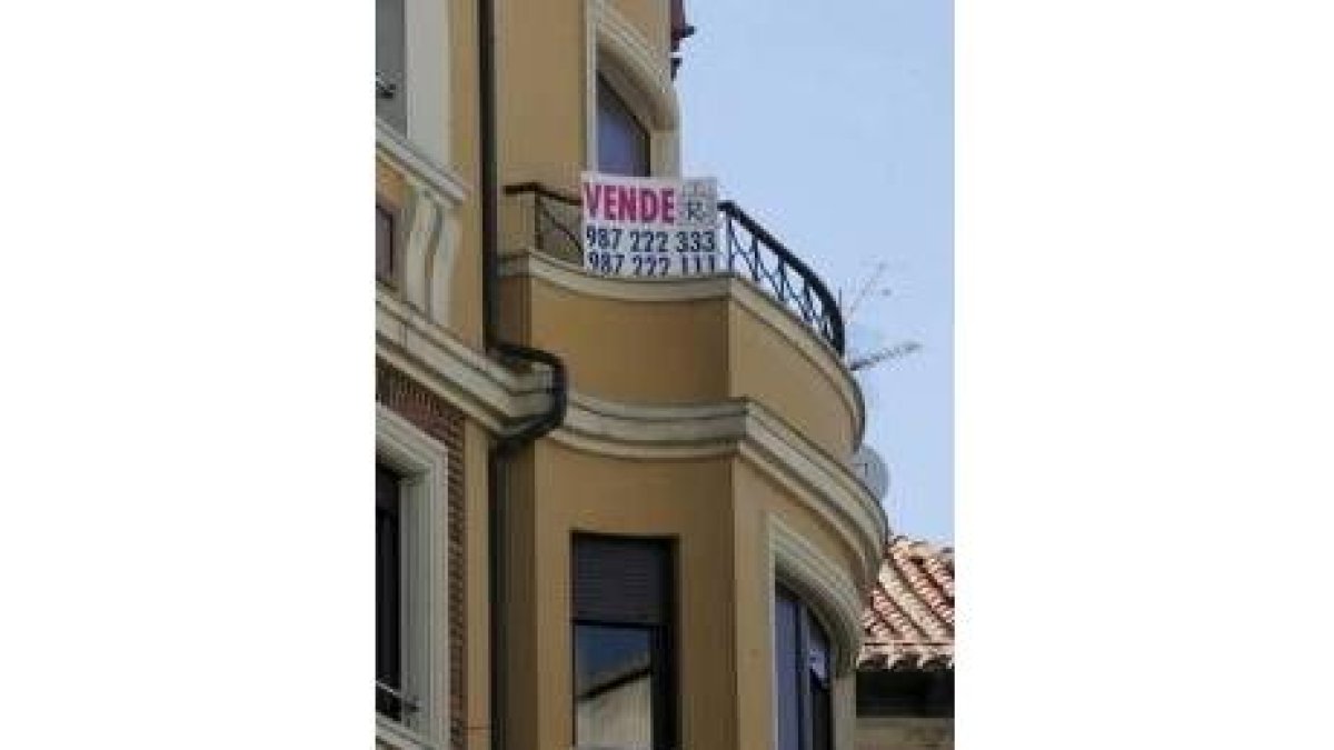 Imagen de archivo del anuncio de la venta de un piso en León