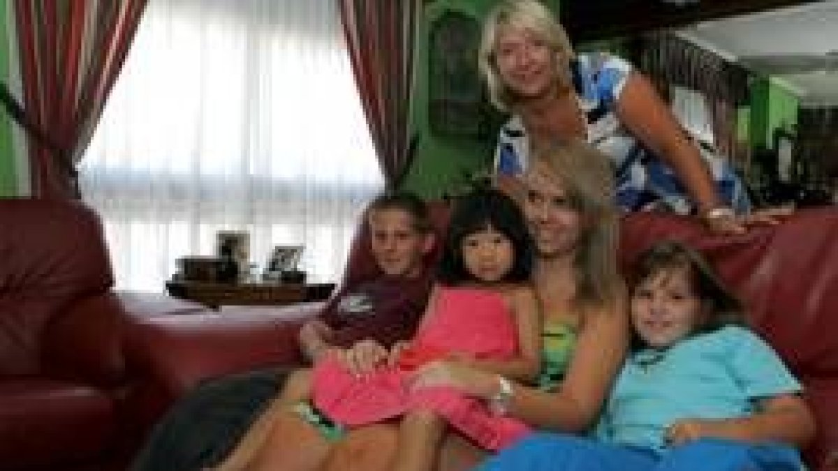 Patricia Lying ha recuperado la salud y la sonrisa con su familia leonesa
