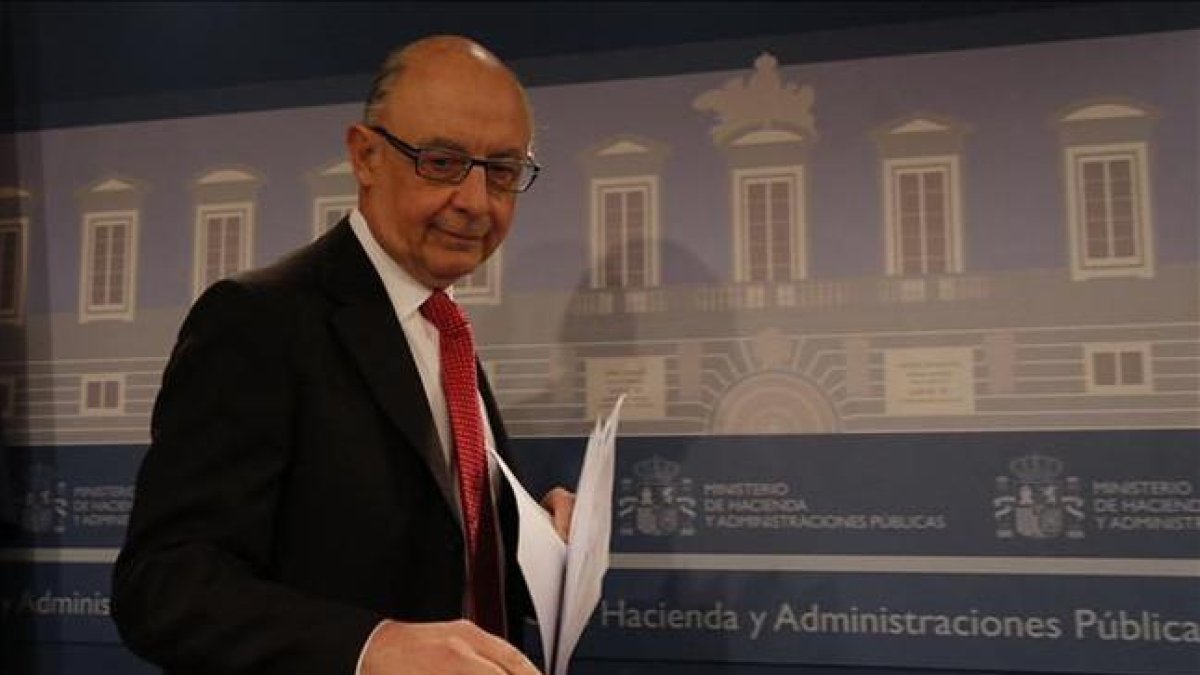 El ministro de Hacienda, Cristóbal Montoro, durante la rueda de prensa.