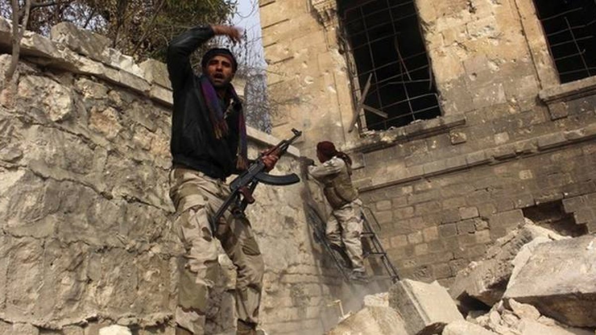Un combatiente rebelde, durante los enfrentamientos con el Ejército en Alepo.