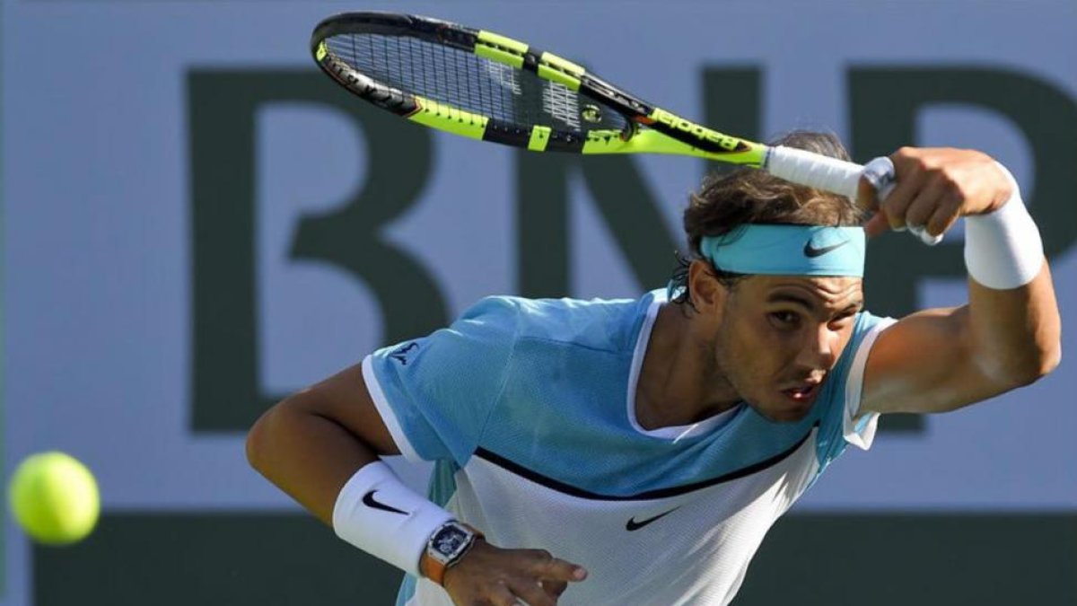 Rafa Nadal responde a un saque de Fernando Verdasco en el partido de esta pasada noche.