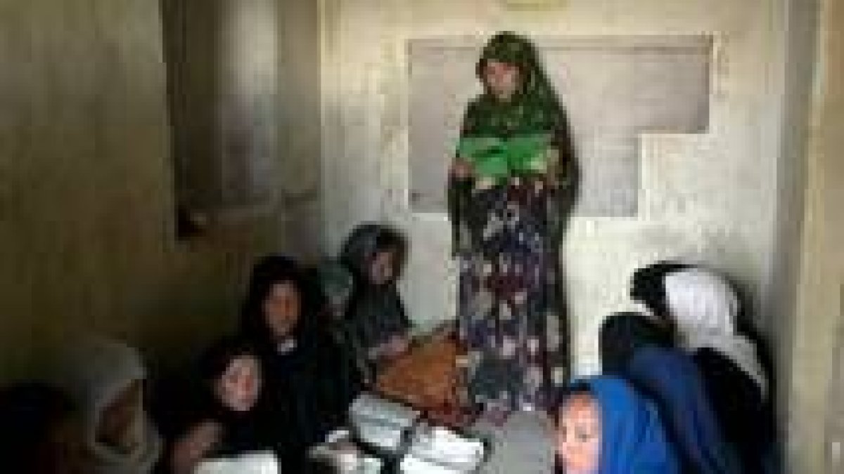 Niñas de Kabul en una escuela clandestina durante el régimen talibán en Afganistán