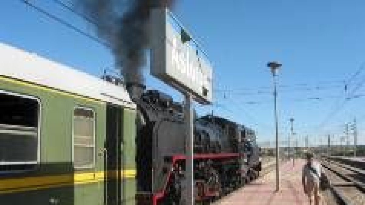 La locomotora emprende el viaje de vuelta a León