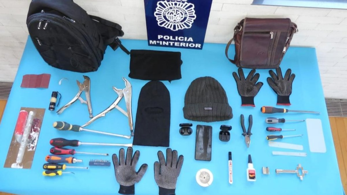 Material y herramientas utilizados para la comisión de los robos con fuerza. POLICÍA NACIONAL