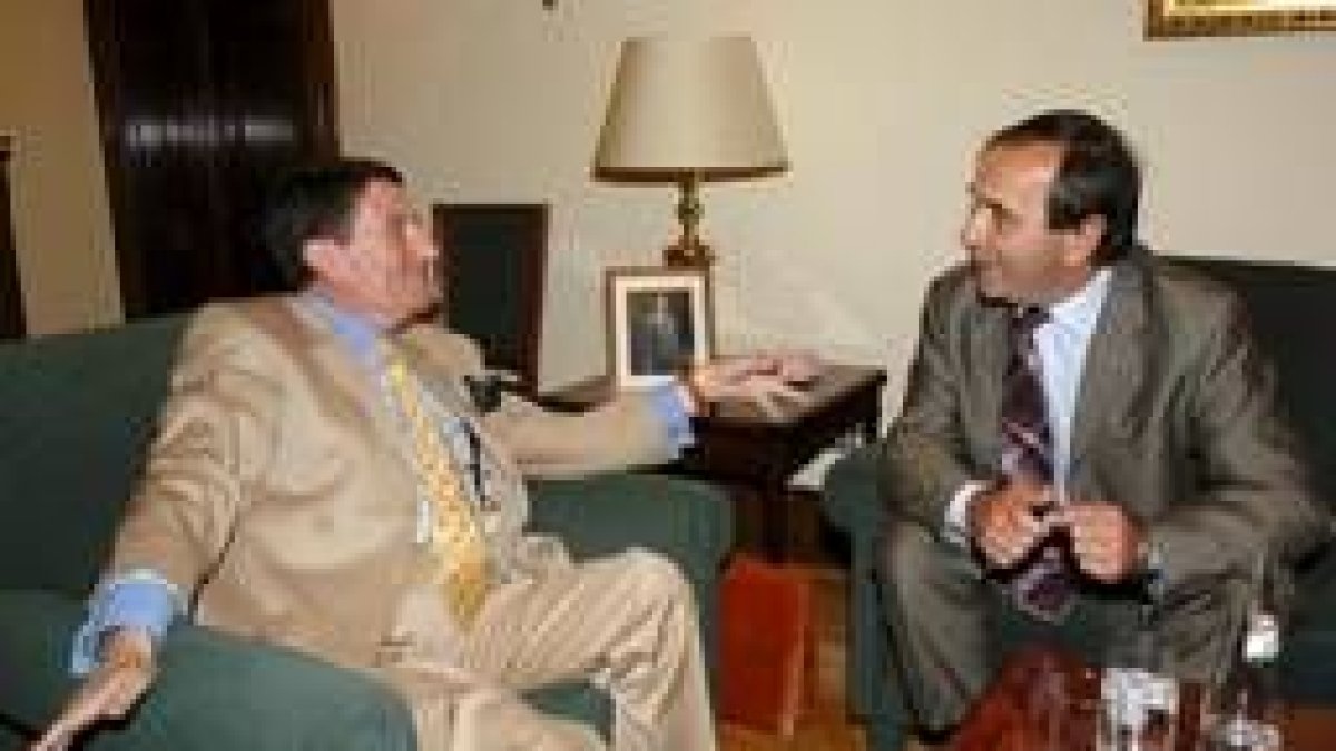El ministro Alonso conversa con el presidente de la Femp, Francisco Vázquez, en su reunión