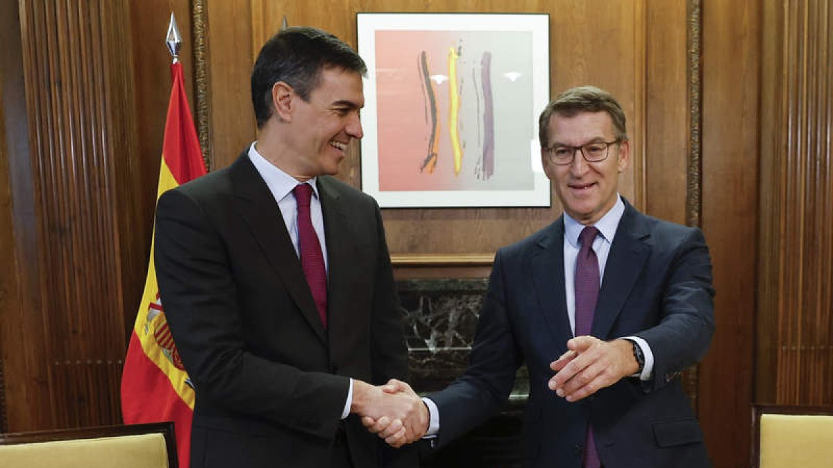 El presidente del Gobierno y el líder del PP durante su encuentro en el Congreso. CHEMA MOYA