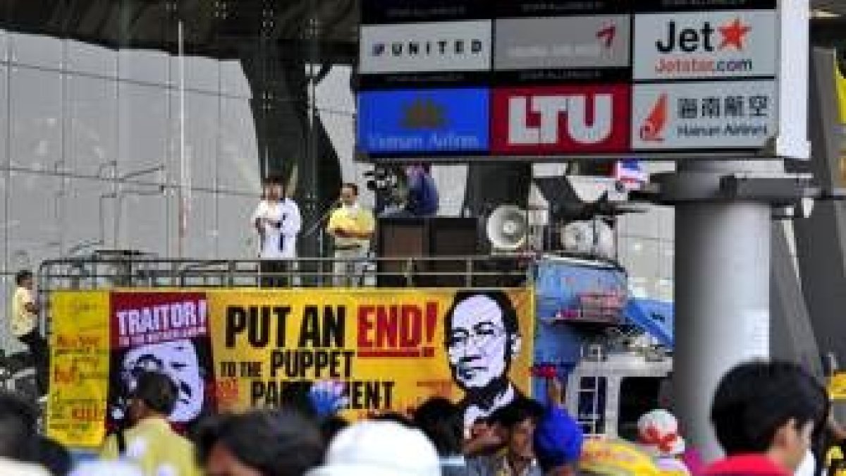 Miles de opositores al gobierno tailandés continúan sus protestas en el aeropuerto de Suvarnabhumi