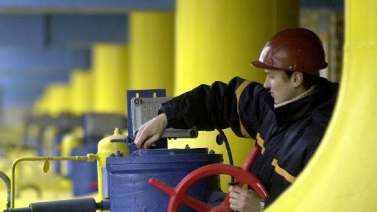 Un operario ucraniano, en un gaseoducto a las afueras de Kiev.