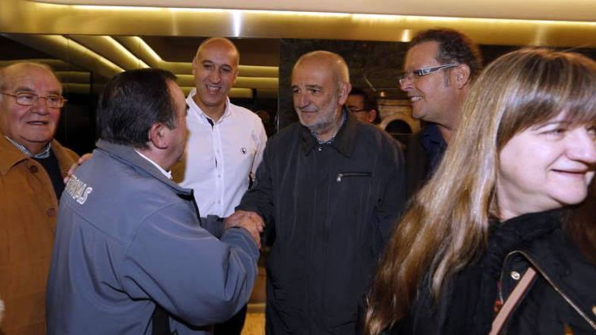 Bernardo Sánchez saluda a Jaime González, ante José Antonio Diez, Alfredo Villaverde y Olga Palacio al inicio de la reunión.