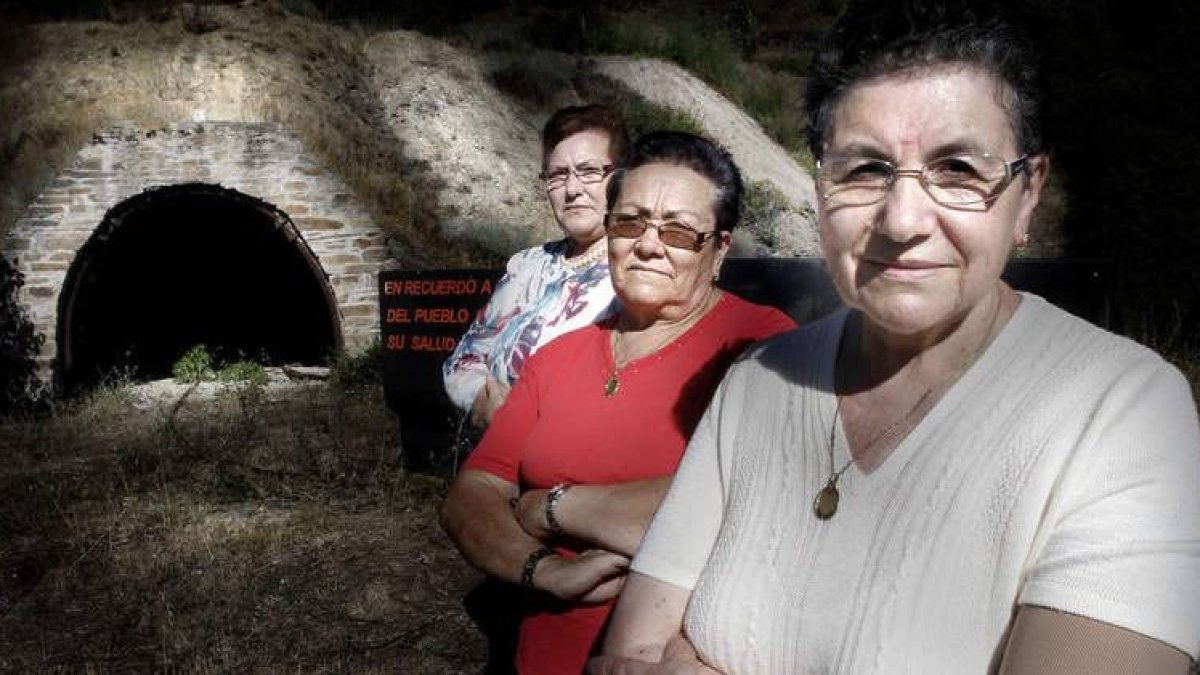 Aurora, Rosa y Josefa Viloria, tres hermanas de Santa Marina de Torre que trabajaron en las minas en los años 50. Entraron con 14 años y salieron al casarse.