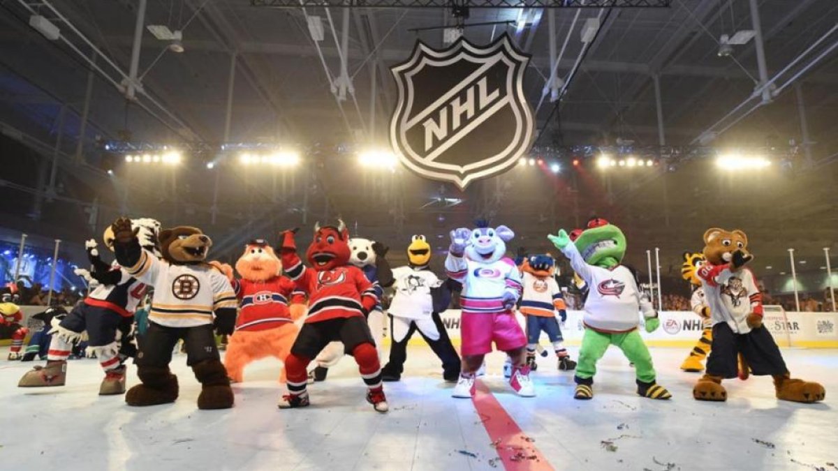 Todas las mascotas de la NHL, en la pista de hielo.