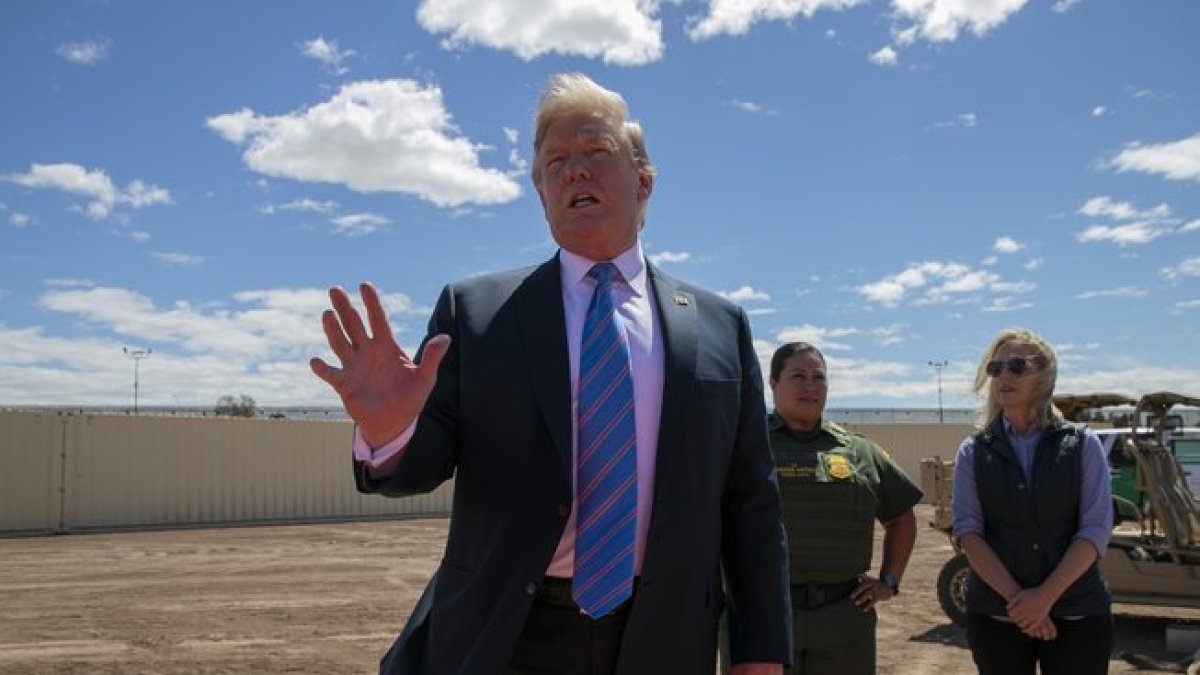 Trump condenó el aumento colosal en la llegada de indocumentados a la zona limítrofe.