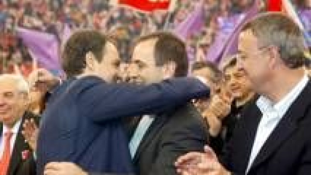 Zapatero abraza a Alonso en presencia de Caldera