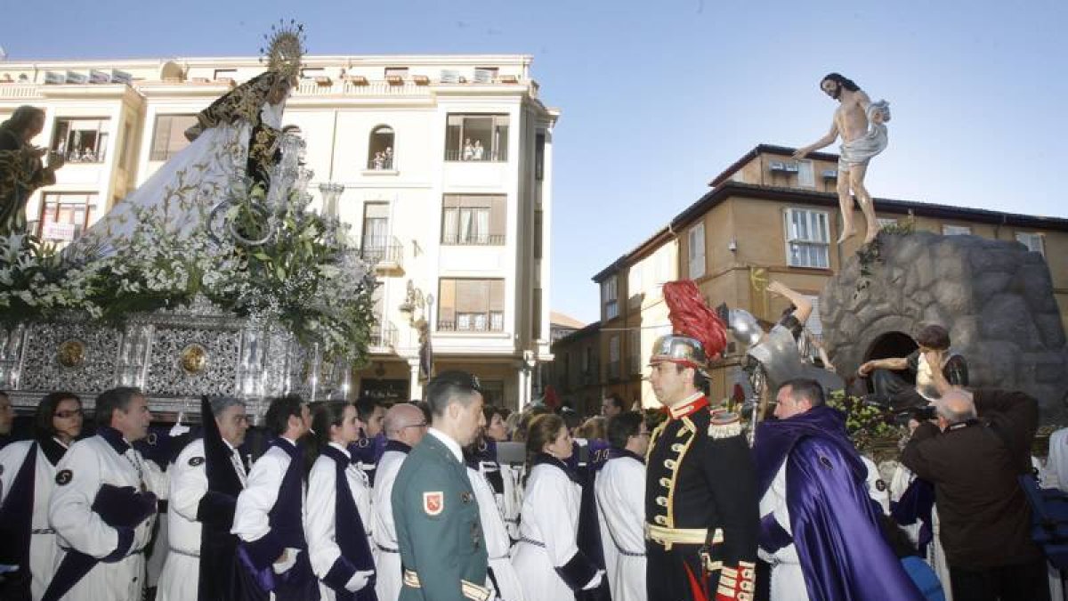 Momento en el que se produce el Encuentro entre los pasos de Jesús y la Virgen en la plaza de la Catedral.