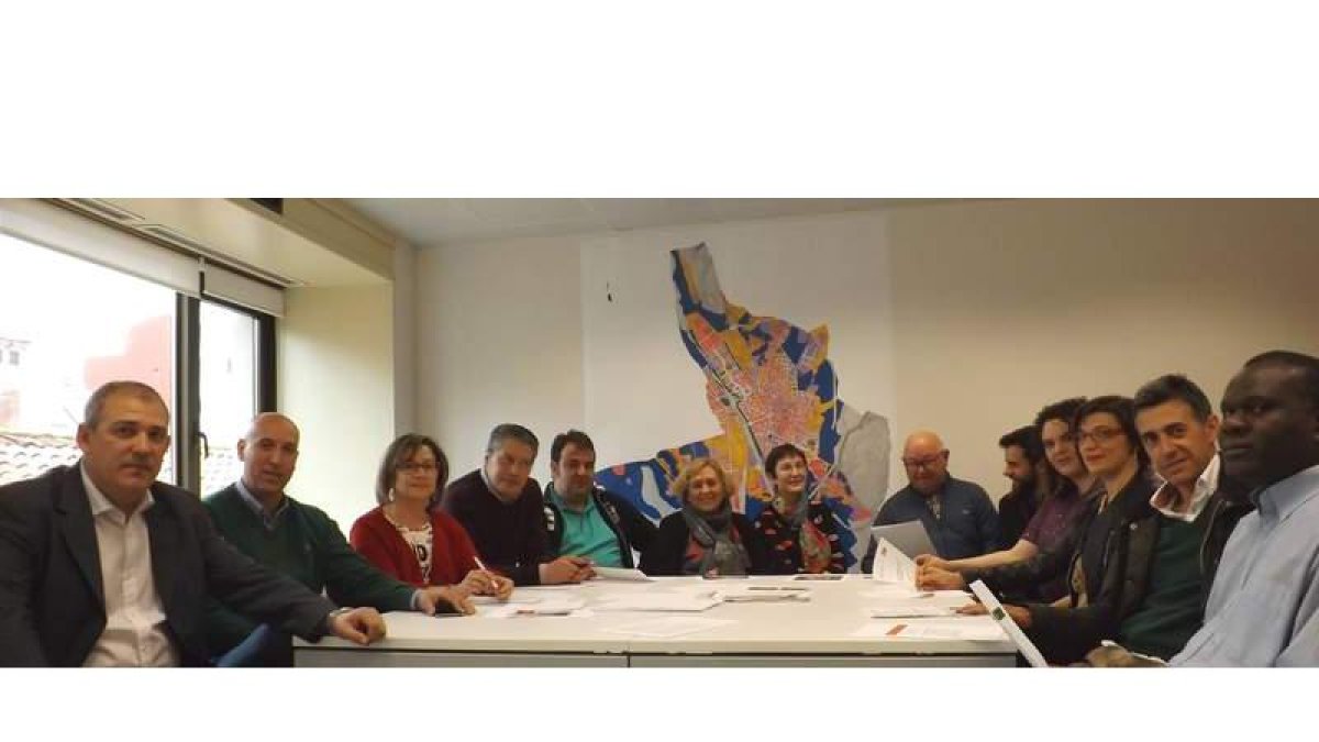 Jose Antonio Diez y su equipo, en una de las reuniones mantenidas con los diferentes colectivos a los que ha citado este mes