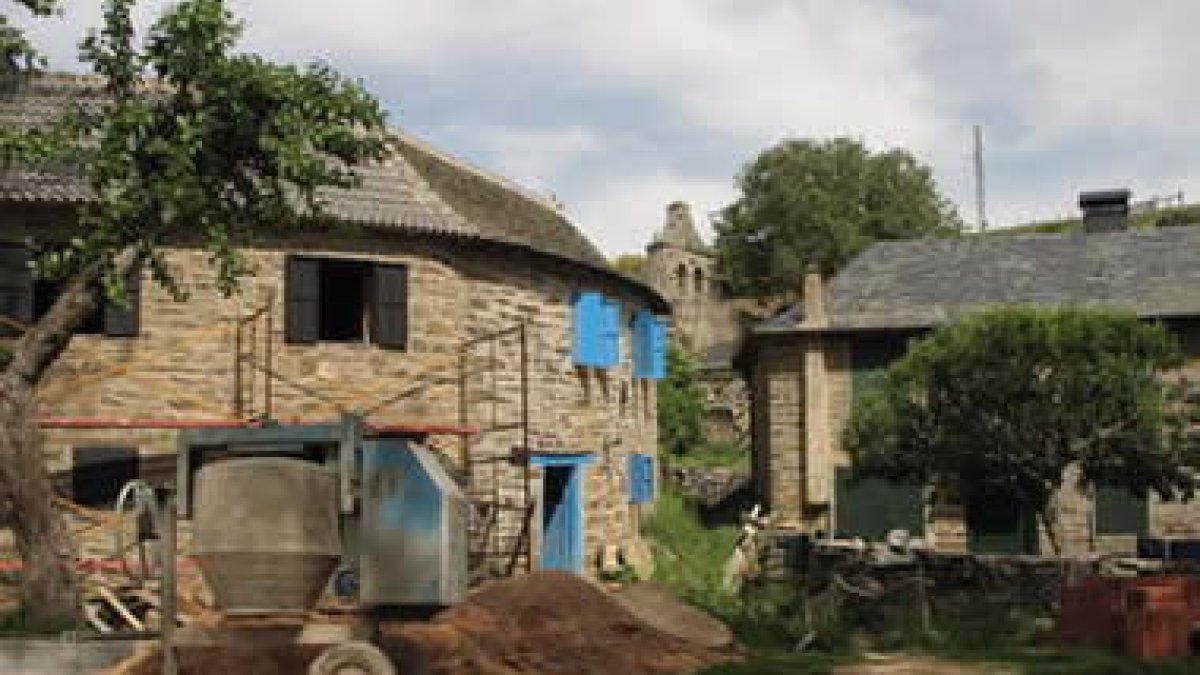 Una casa en reparación en Prada de la Sierra, en una imagen de archivo.