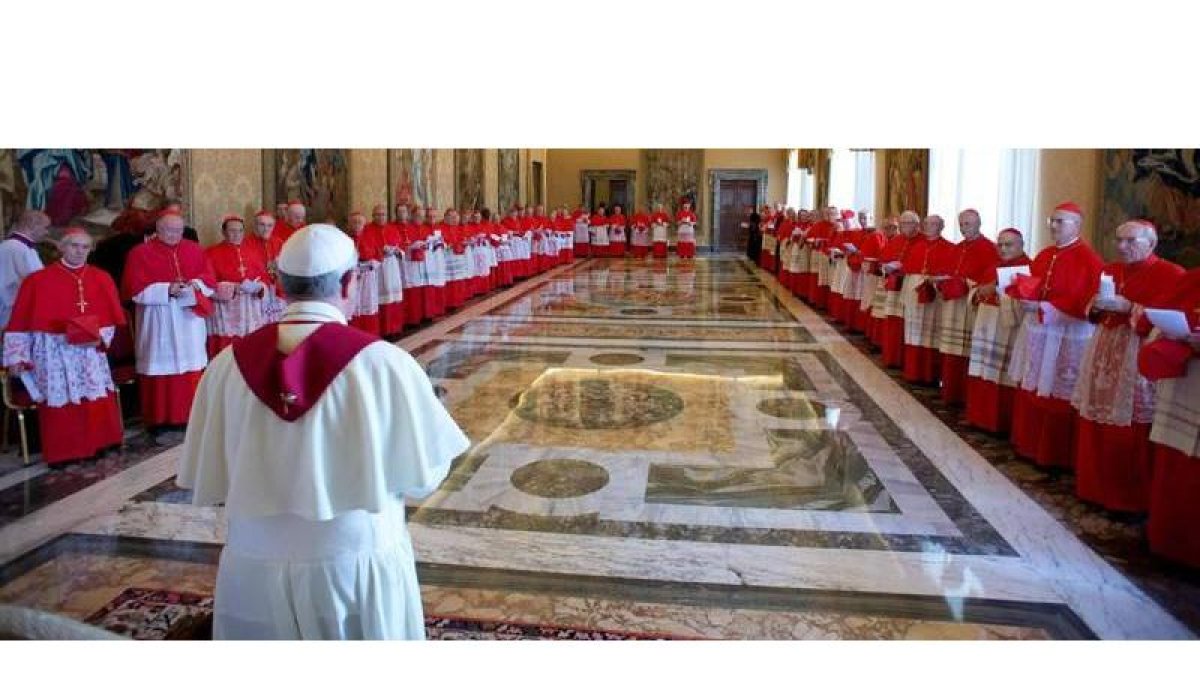 El Papa se dirige ayer a los cardenales en el Vaticano.