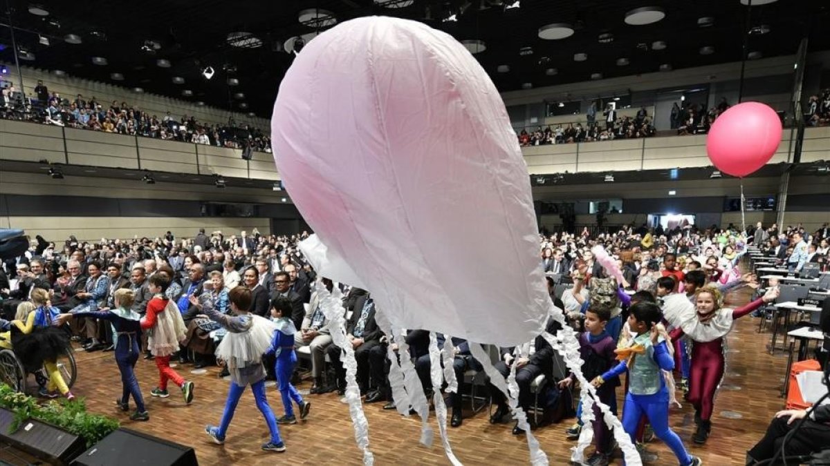 Unos niños entran en el centro de convenciones durante la apertura de la COP23 de Bonn, presidida por Fiyi.