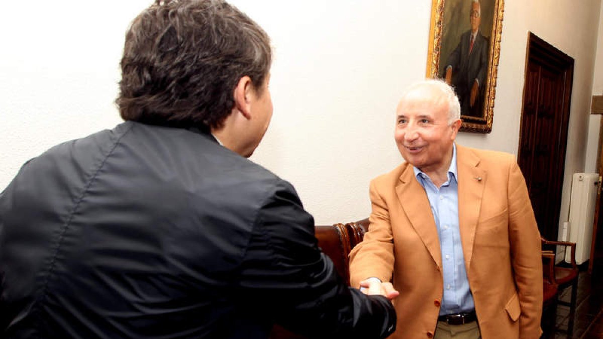 Folgueral saluda a Vázquez a su llegada al Consistorio.