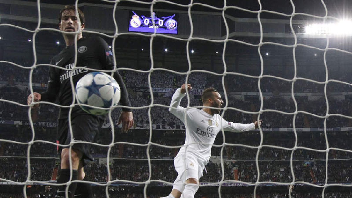 Jesé celebra el único gol del partido que logró su compañero Nacho nada más entrar al terreno de juego.