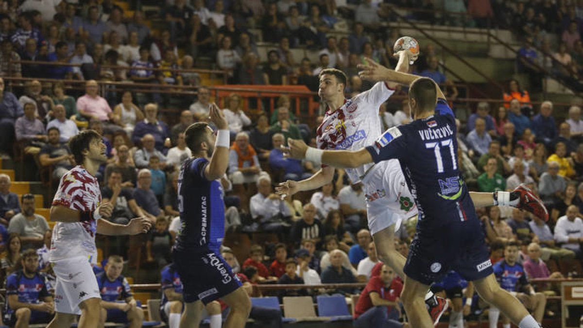 David Fernández dispara a portería en el partido del Ademar frente al Vojvodina serbio. JESÚS F. SALVADORES