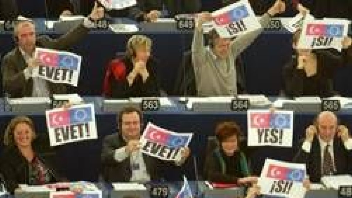 Los eurodiputados durante la votación para el ingreso de Turquía