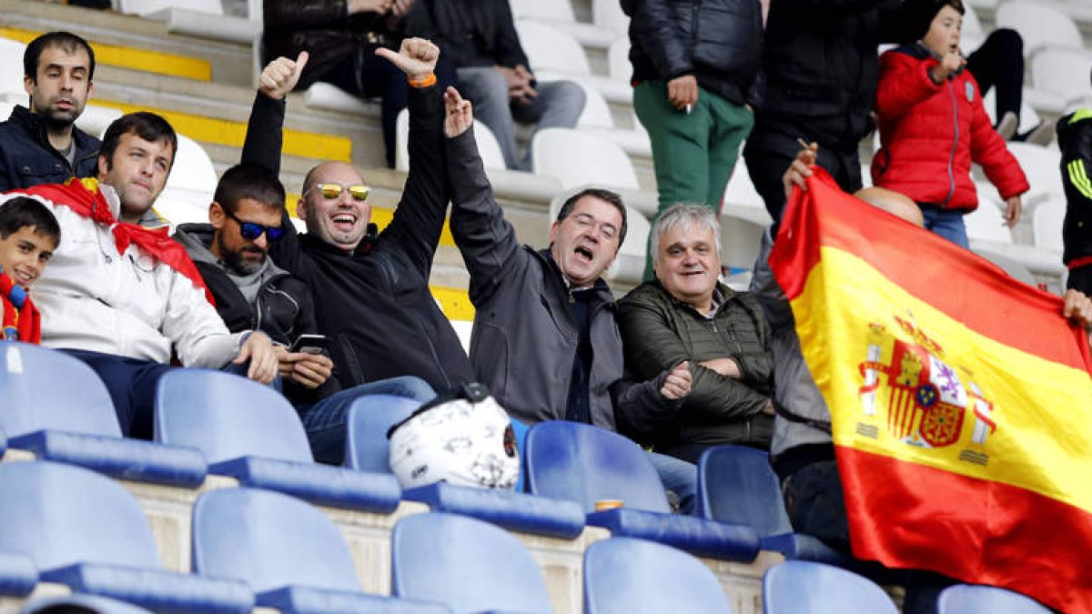 La afición de la Cultural volvió a volcarse con su equipo de fútbol en un estadio en el que abundaron las banderas de España para recibir al filial blaugrana. MARCIANO PÉREZ