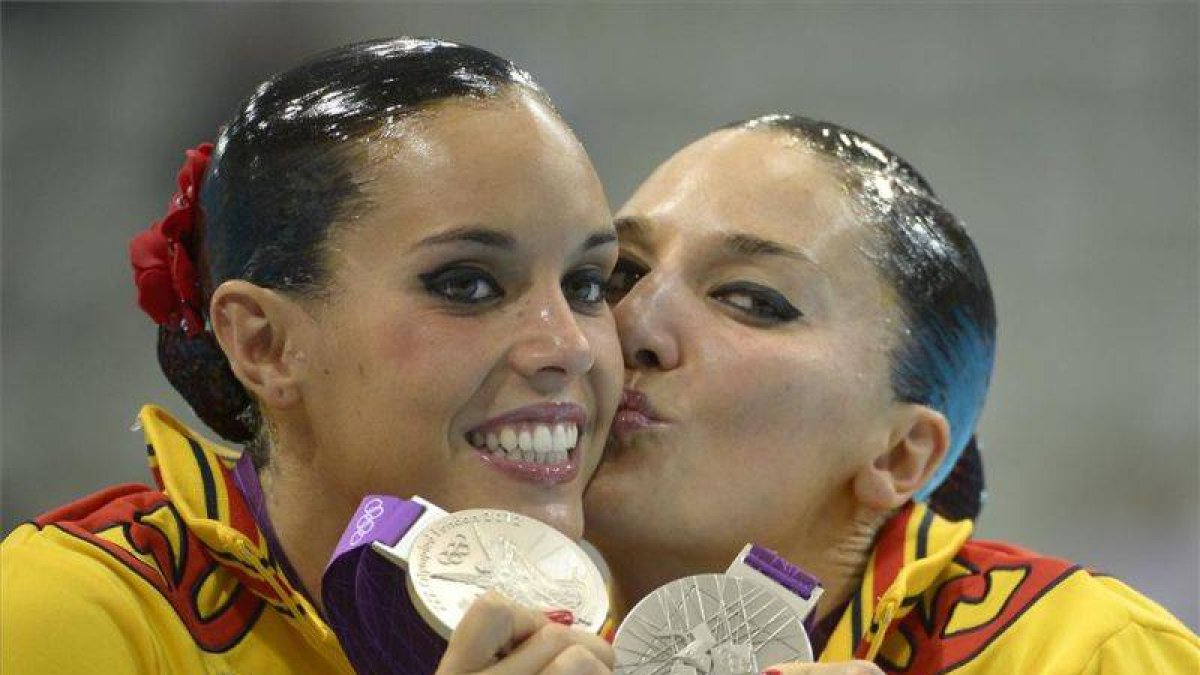 Andrea Fuentes junto a su compañera Ona Carbonell con sus medallas de plata