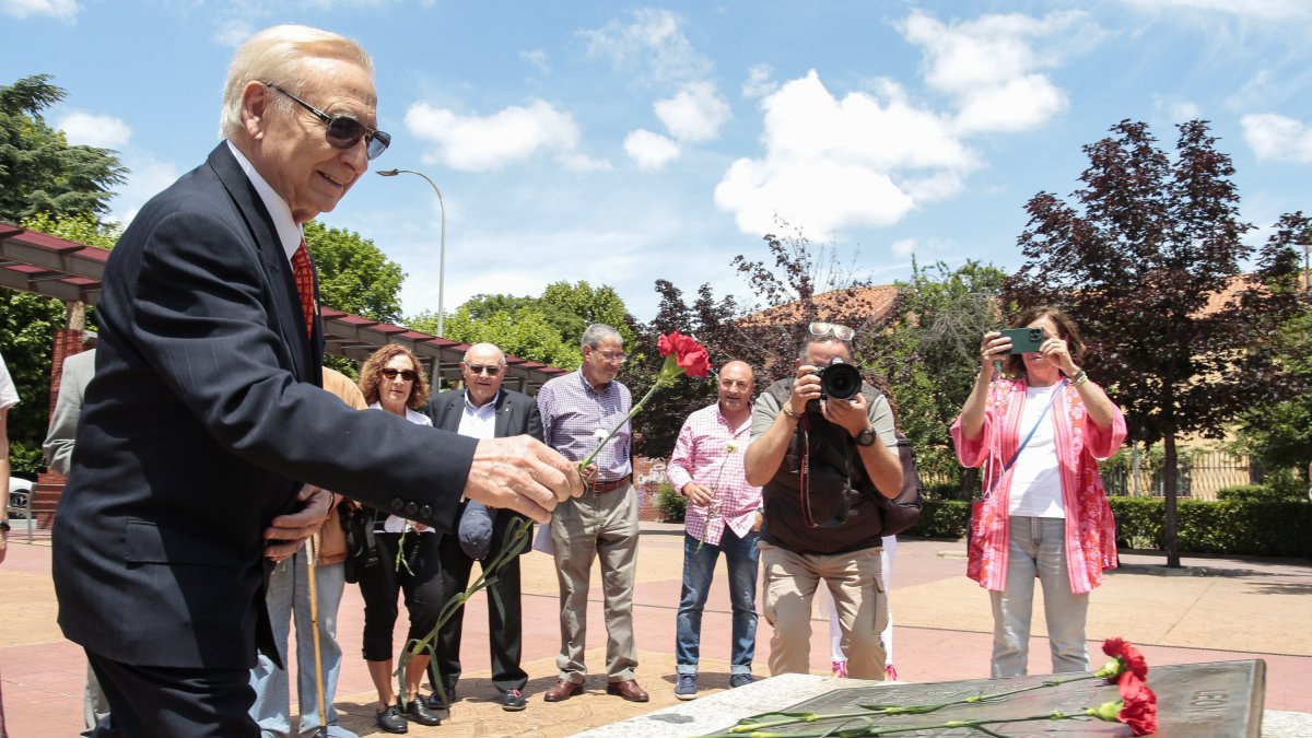 Martín Manceñido participa en la ofrenda floran en el homenaje a los donantes organizado en León. CAMPILLO