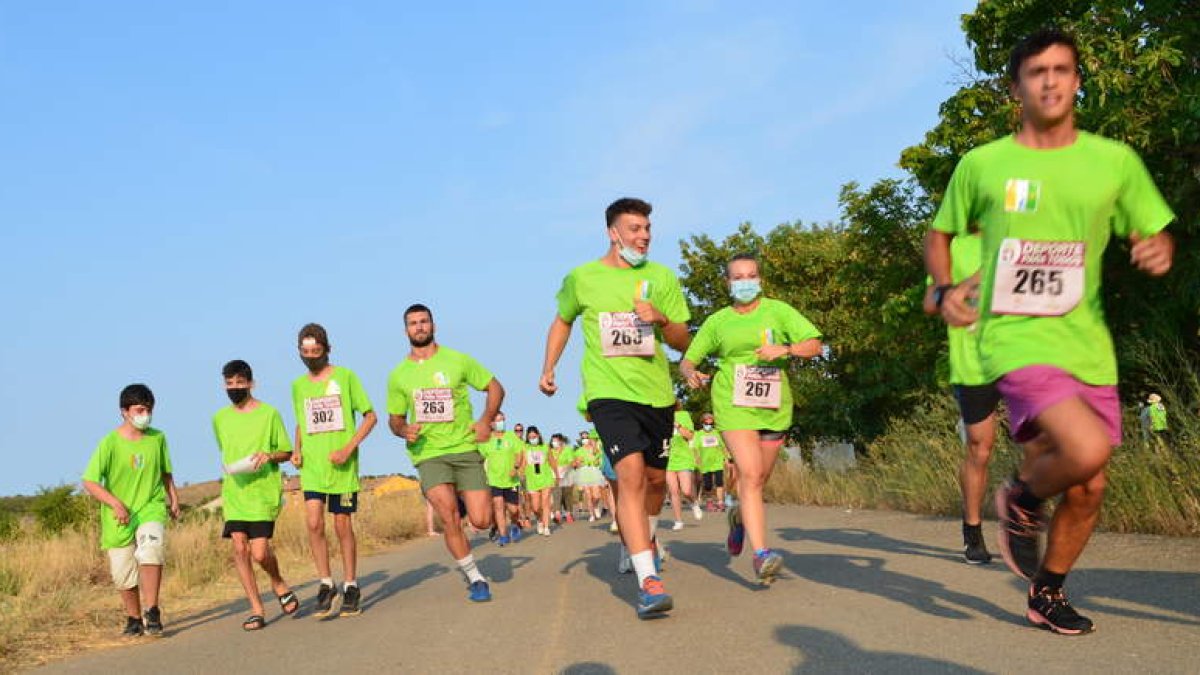 Imagen de la carrera popular celebrada ayer por la tarde en Pajares de los Oteros. MEDINA