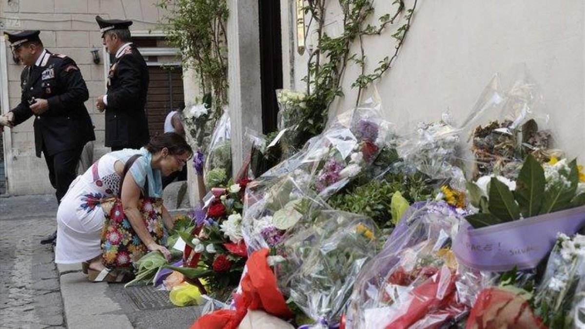 Una mujer deposita un ramo de flores frente a la comisaría de los Carabinieri en la que Rega estaba destinado, ayer en Roma.
