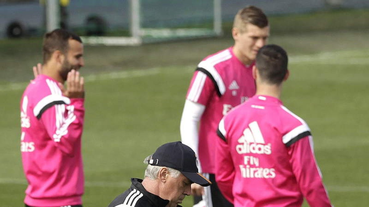 Carlo Ancelotti durante el entrenamiento en Valdebebas