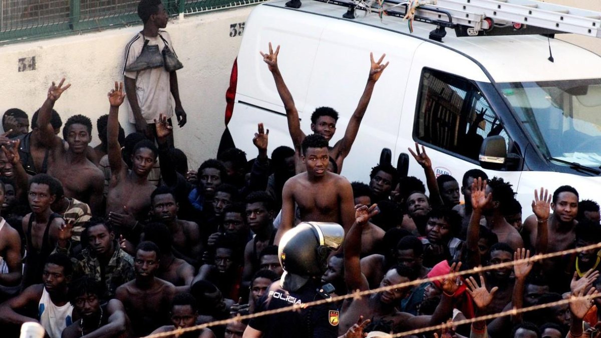 Unos 400 inmigrantes subsaharianos logran acceder a Ceuta tras un salto masivo a la valla fronteriza, el pasado mes de julio. /