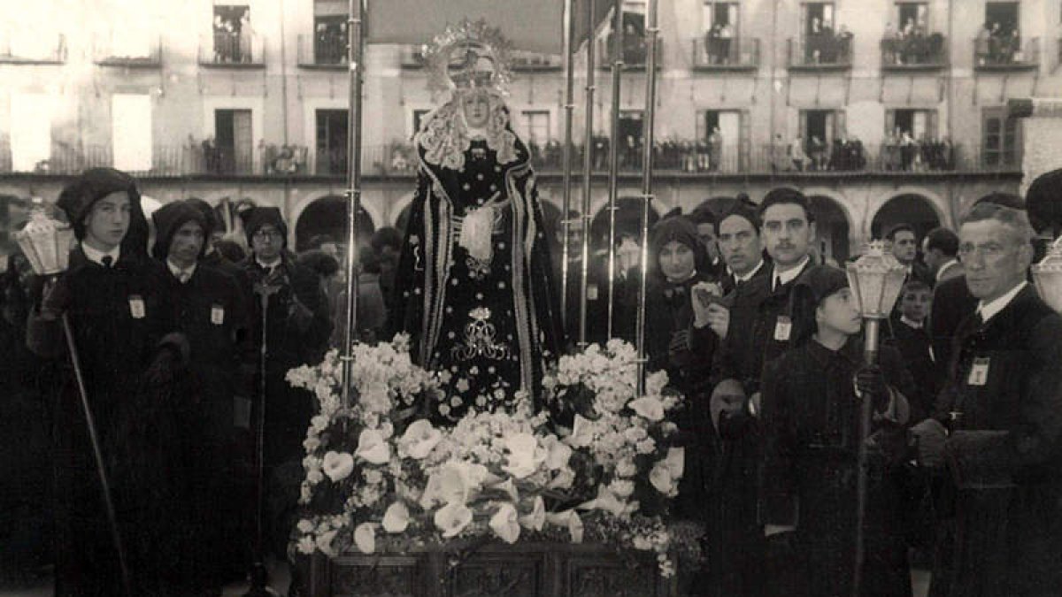Una escena histórica de la Semana Santa leonesa. La obra de Calvo ahonda en detalles de esta tradición.