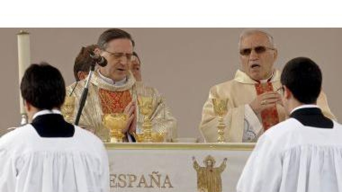 El arzobispo italiano Angelo Amato y Antonio María Rouco Varela ayer en Valladolid.