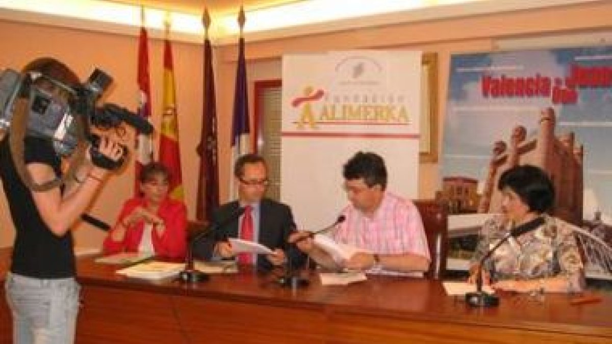 Firma del convenio entre representantes de la Fundación Alimerka, el Ayuntamiento y Acovol.