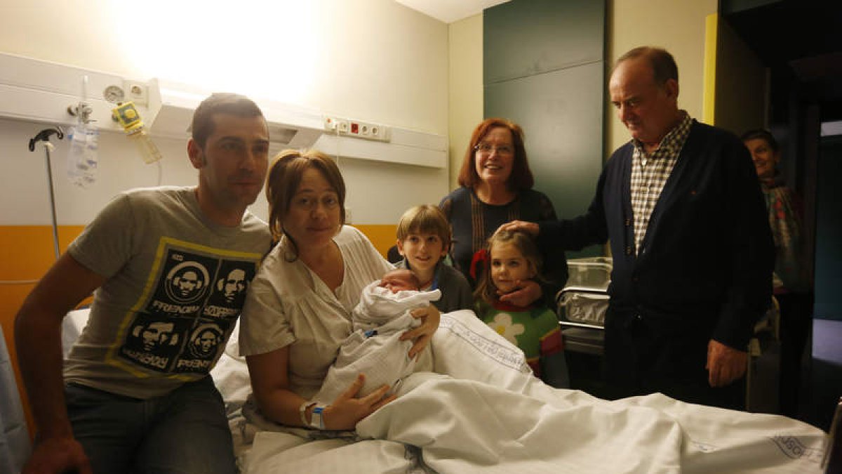 Iván y Natalia, los padres de Diego, junto al resto de la familia en las primeras horas de vida del pequeño.
